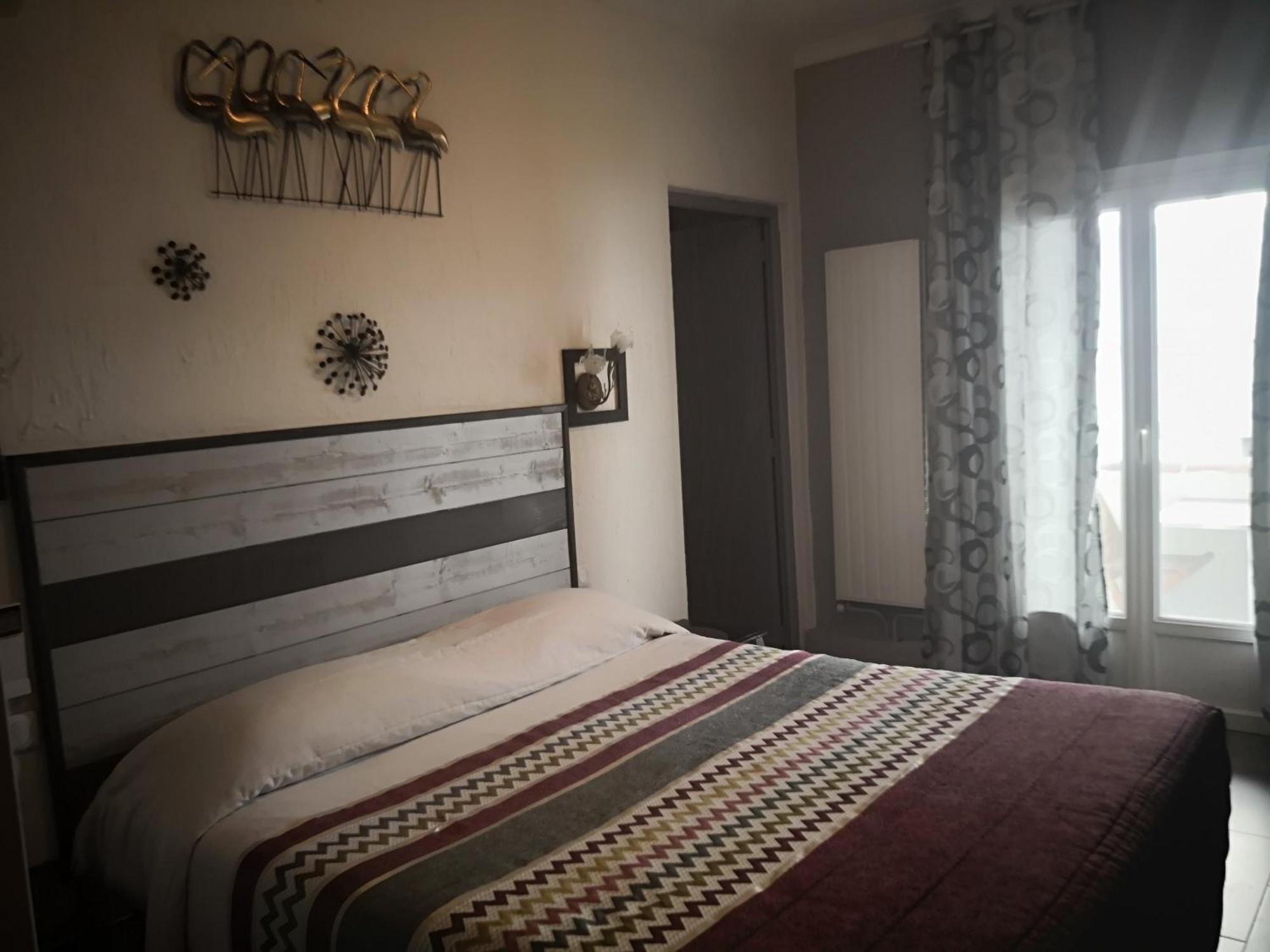 Hotel Le Dauphin Bleu Saintes-Maries-de-la-Mer Habitación foto