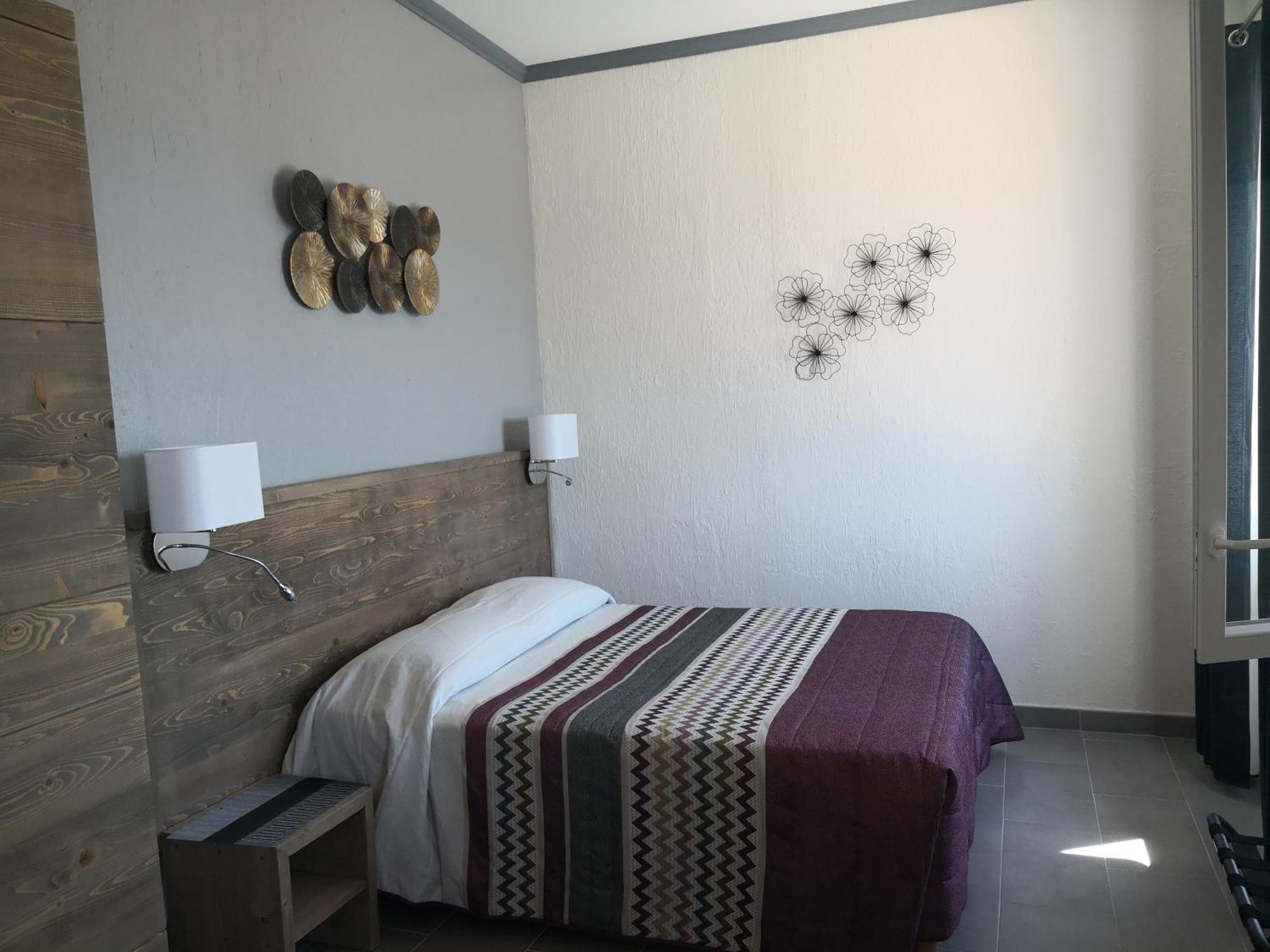 Hotel Le Dauphin Bleu Saintes-Maries-de-la-Mer Habitación foto