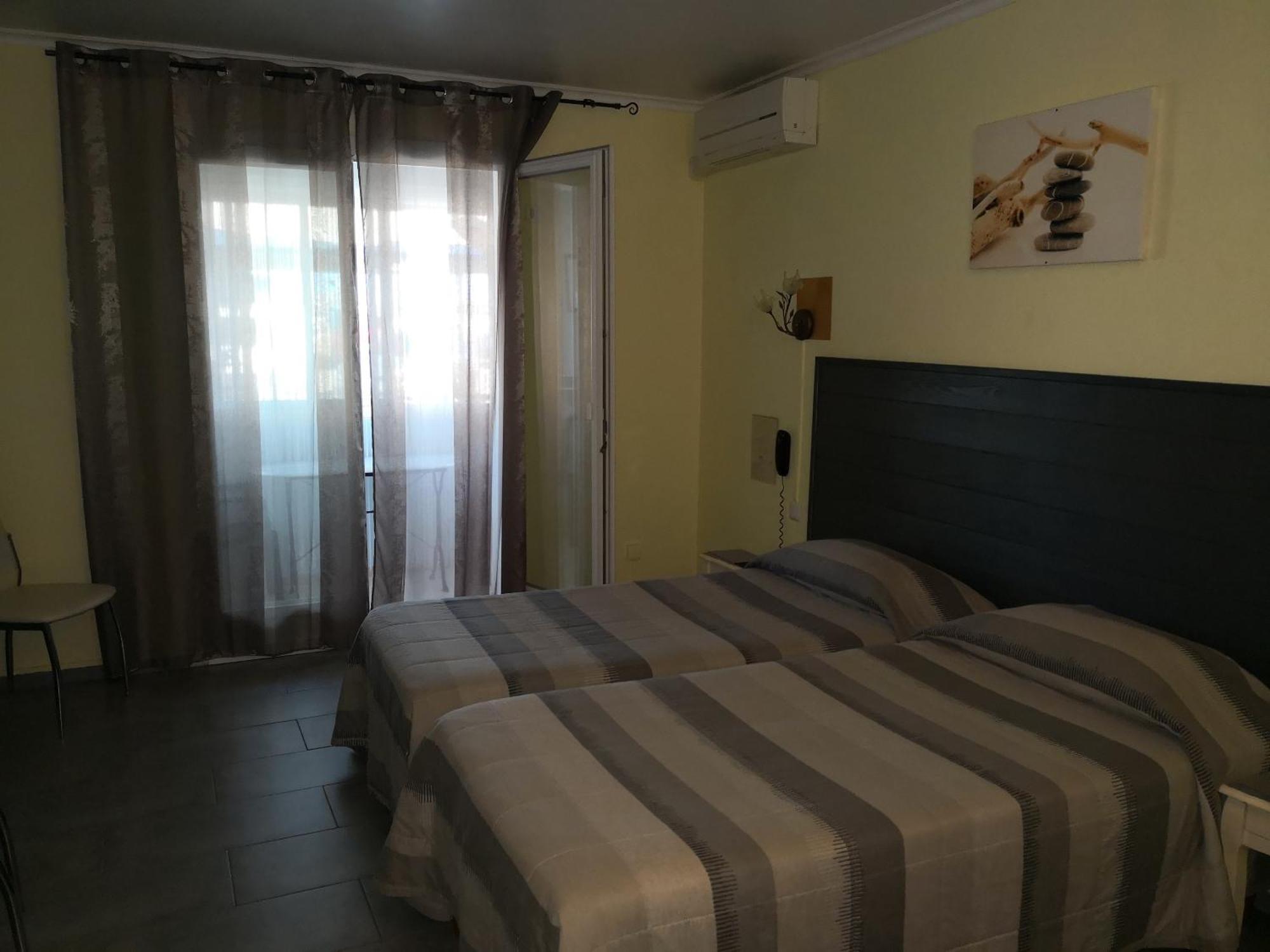 Hotel Le Dauphin Bleu Saintes-Maries-de-la-Mer Habitación foto