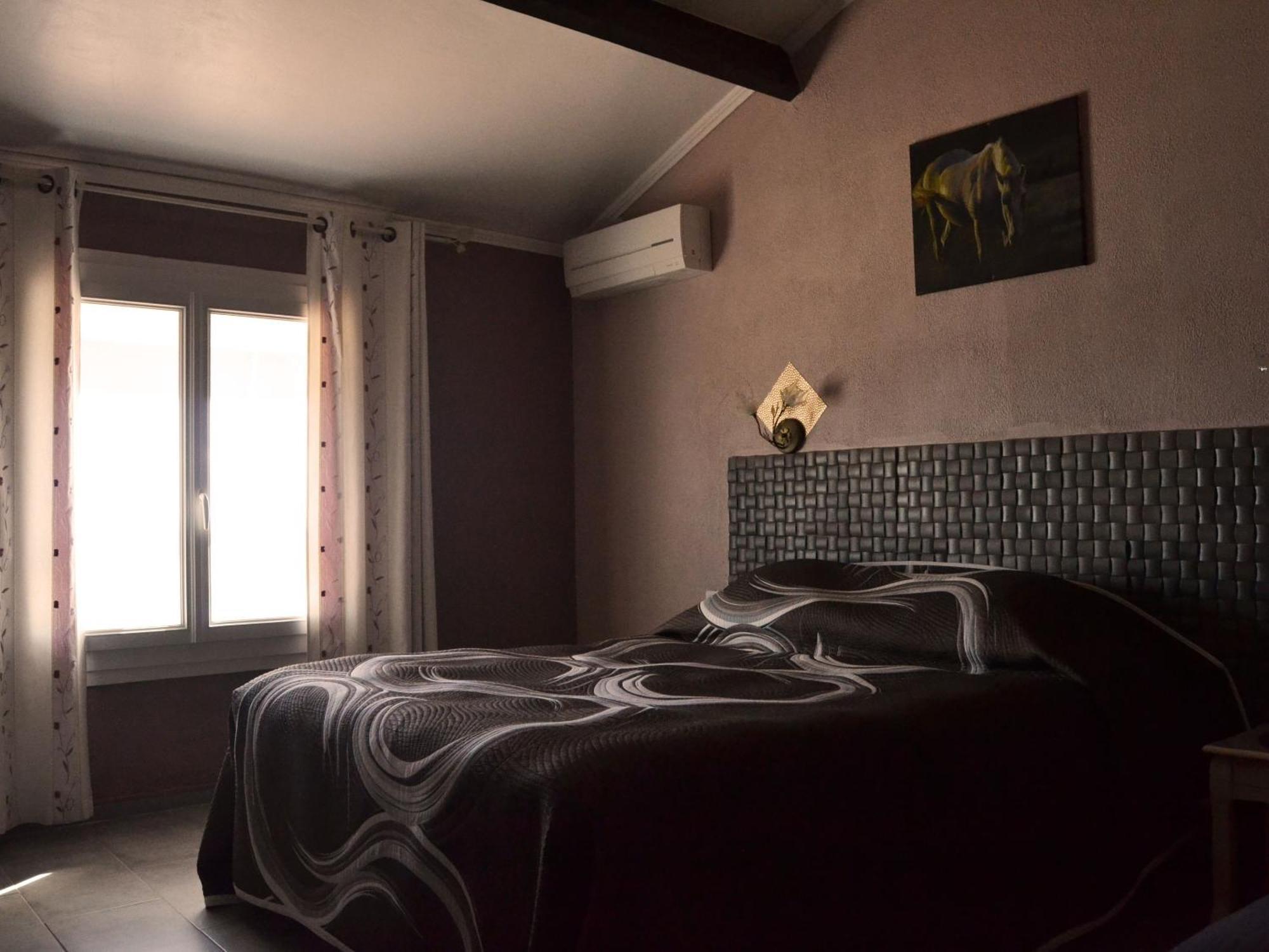 Hotel Le Dauphin Bleu Saintes-Maries-de-la-Mer Habitación foto