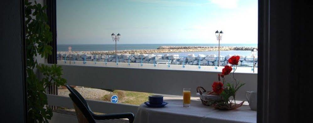 Hotel Le Dauphin Bleu Saintes-Maries-de-la-Mer Exterior foto